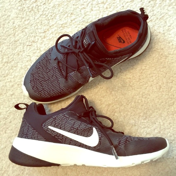 Nike Shoes - NIKE WOMENS COMFORT SNEAKERS SHOES 6